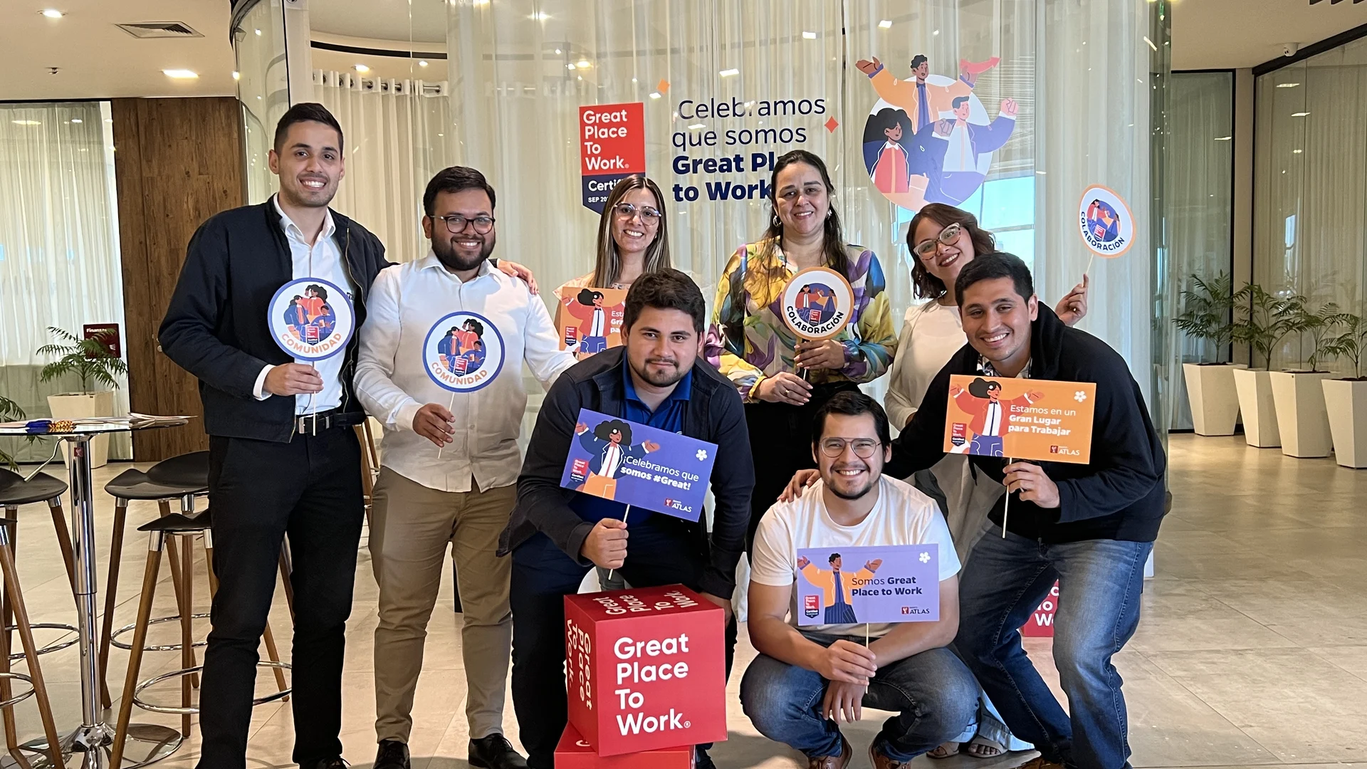 Colaboradores de Atlas celebrando la certificación Great Place to Work