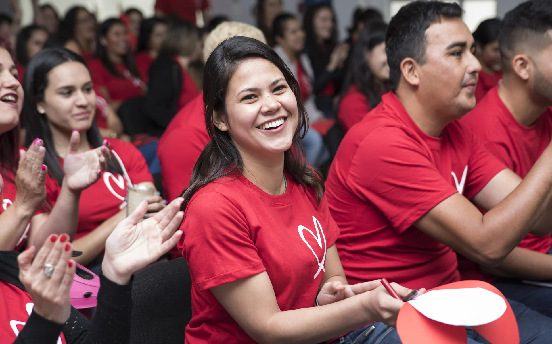 Colaboradores del grupo Azeta celebrando en un evento